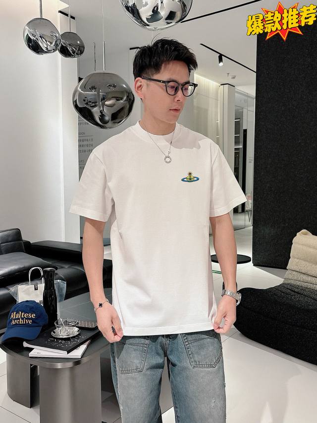 西太后。绣花款2530春夏新品时尚圆领短袖高级定制百搭款式！更有实用感 任何人都可以轻松驾驭 采用95%棉+5%天丝面料制作，手感非常奈斯，不起球，不变形，奢华
