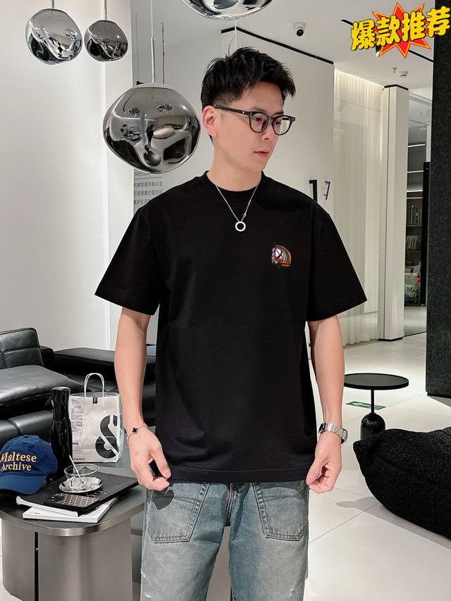 爱马仕。绣花款2530春夏新品时尚圆领短袖高级定制百搭款式！更有实用感 任何人都可以轻松驾驭 采用95%棉+5%天丝面料制作，手感非常奈斯，不起球，不变形，奢华