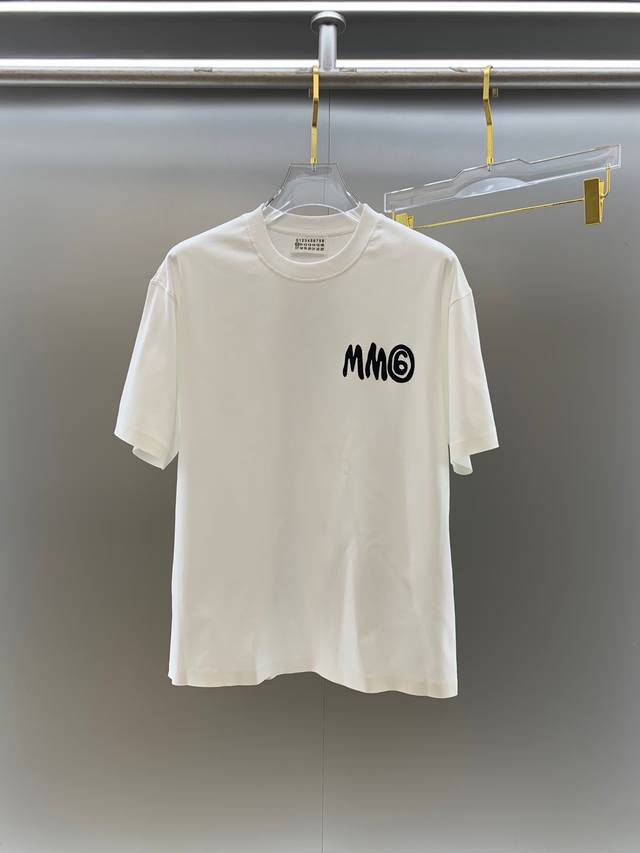 马吉拉 Mm6 高定面料 250克纯棉 2025春夏专柜新品短袖时尚经典圆领短袖袖口下摆采用无痕设计 时尚单品设计，更加时尚舒适，高标准定制，上身非常有型，胸前
