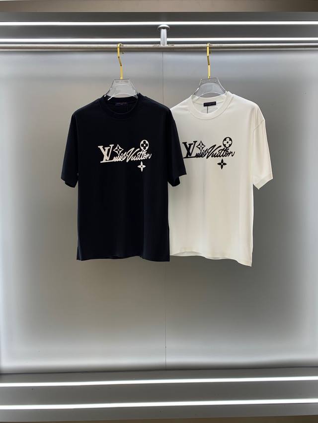 Lv 高定面料 250克纯棉 2025春夏专柜新品短袖时尚经典圆领短袖袖口下摆采用无痕设计 时尚单品设计，更加时尚舒适，高标准定制，上身非常有型，胸前品牌经典L