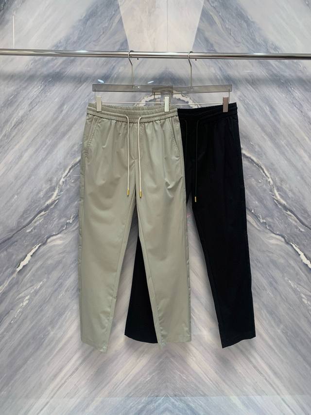 25春夏新品1V镂空贴布四叶草Logo棉质休闲长裤，匠心独运，细节之处尽显精致。从整体设计上看，裤子采用了经典的休闲款式，宽松舒适，适合各种场合穿着。棉质面料柔