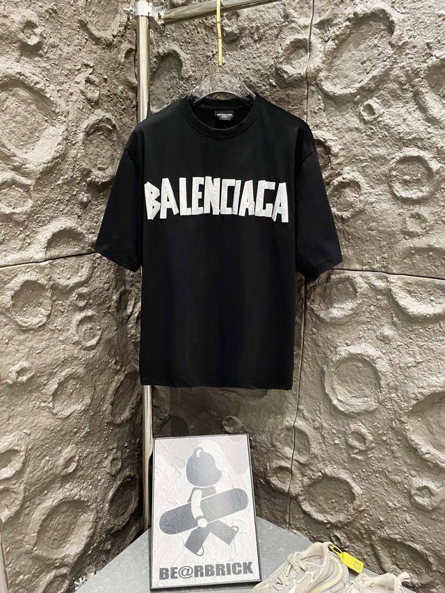 全棉双纱、克重330克 顶级版本.官网品质 Balenci*Ga 巴黎.24Ss最新经典款.胶带拉浆印花.成衣水洗磨烂做旧短袖T恤.砖柜同步.面料采用巴黎Zp定
