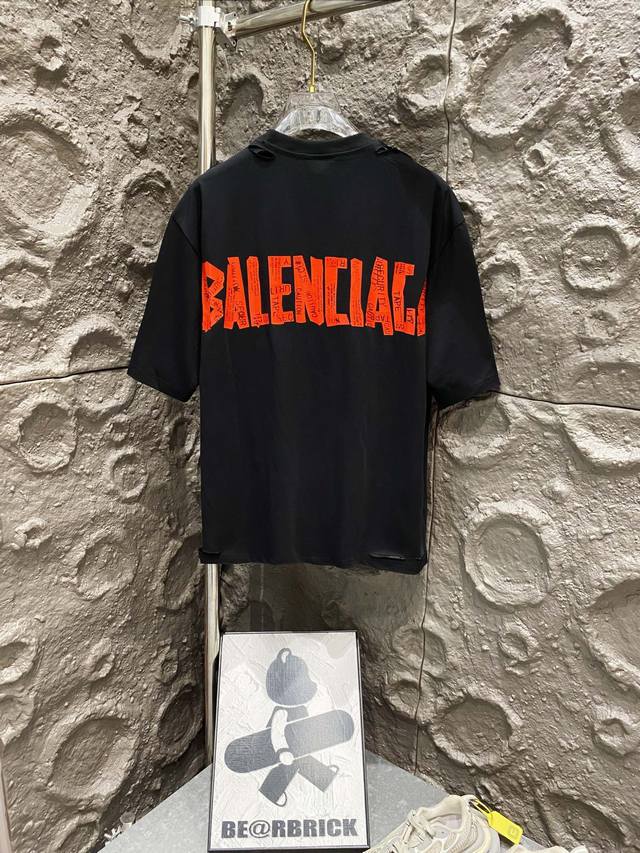 全棉双纱、克重330克 顶级版本.官网品质 Balenci*Ga 巴黎.25Ss最新款.美纹纸胶带拉浆印花.成衣水洗磨烂做旧短袖T恤.砖柜同步.面料采用巴黎Zp