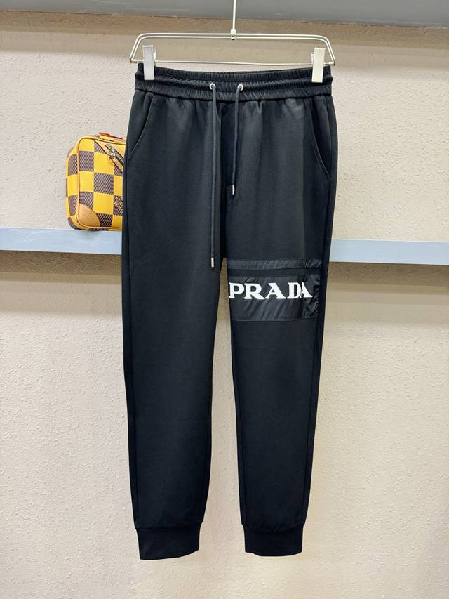 Prada 普拉达 2025新品爆款休闲裤，选用欧洲进口面料，柔软舒适有质感，原版五金配件，非常炫酷细节处理精致，上身效果超级无敌赞，潮流百搭。尚选面料匠心而制