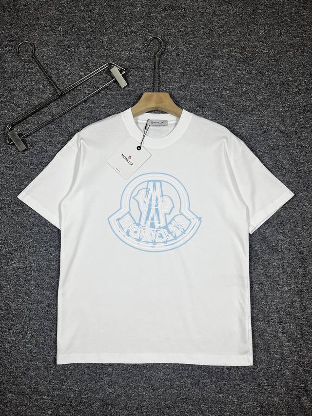 蒙口 短袖系列 季度：2025春夏 颜色：黑色 白色 灰色 尺码: M-3Xl 版型：阔版 成份：液氨棉双面 工艺：图案设计采用数码直喷工艺经典元素与创新 每年