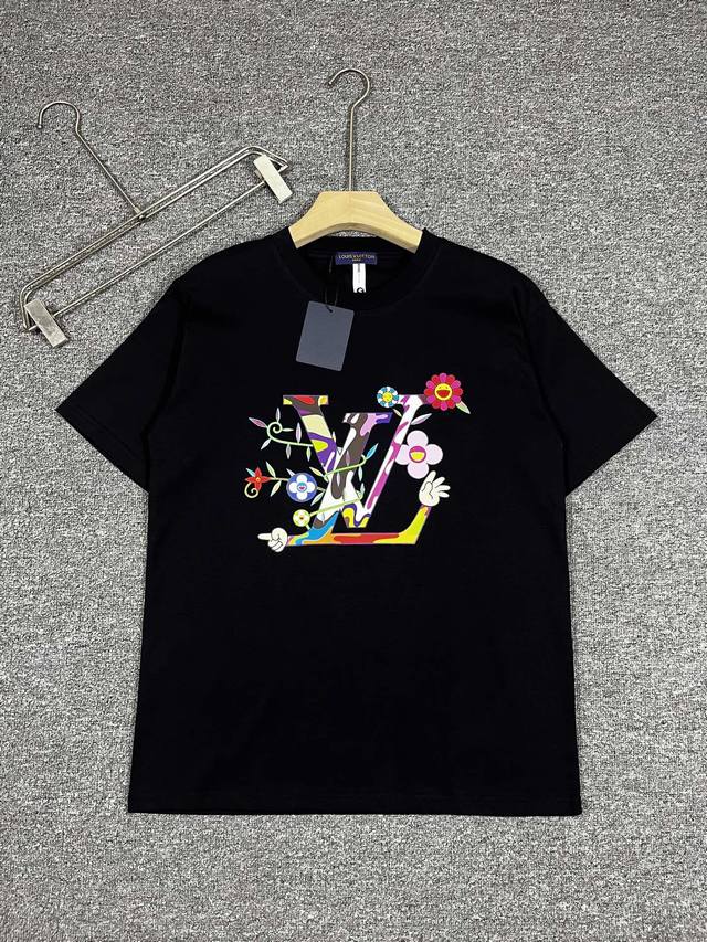 Lv 短袖系列 季度：2025春夏 颜色：黑色 白色 尺码: M-3Xl 版型：阔版 成份：液氨棉双面 工艺：图案设计采用数码直喷工艺经典元素与创新 每年必爆的