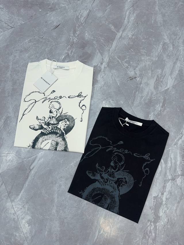 Givenchy 夏季新款 采用定制双丝光面料 其面料特点。轻薄 丝滑 透气 耐洗 S~3Xl 现货！