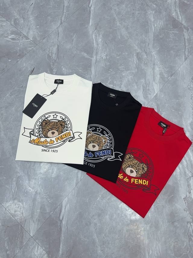 Fendi 夏季新款 采用定制双丝光面料 其面料特点。轻薄 丝滑 透气 耐洗 S~3Xl 现货！