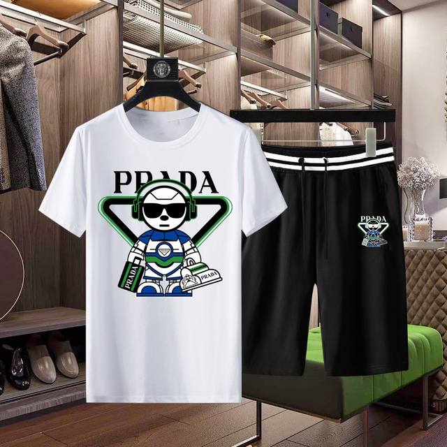 Prada 普拉达 春季新款最新品短袖套装，专柜同步有售，原单狠货，时尚 进口原版科技面料，上身舒适透气，原版定制五金辅料，上身帅气有型，三标齐全，推荐款，档次