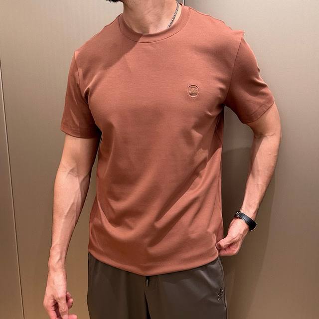 Zegna杰妮亚 25春夏双色针织进口匹马棉全棉男士圆领短袖T恤 这款T恤甄选客供定制100%进口匹马棉打造，面料手感柔软温润，亲肤透气的贴身触感，绝对可以让你