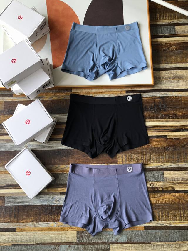 露露Lululemon男士内裤 高档无痕莫代尔内裤！礼盒装非常显档次！同步官方配比 91%莫代尔纤维 9%聚氨酯弹力纤维 氨纶 莫代尔纤维柔软 排汗干爽 舒适透