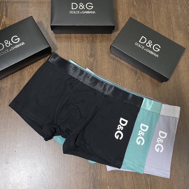 D *G经典款 精品之作！必备男士内裤 采用无痕拼接 无缝压胶工艺 高档全棉材质 轻薄透气丝滑 无束缚感 无痕一片式成型，细柔透气，亲肤舒适如第二层肌肤 三条一