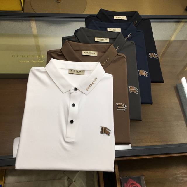 新品 Burber...Y 高端Polo 2025Ss春夏新品 Go 时尚休闲翻领T恤，甄选优质天丝凉爽面料，无痕切割工艺，胸前密针精致Logo设计标识，客供订