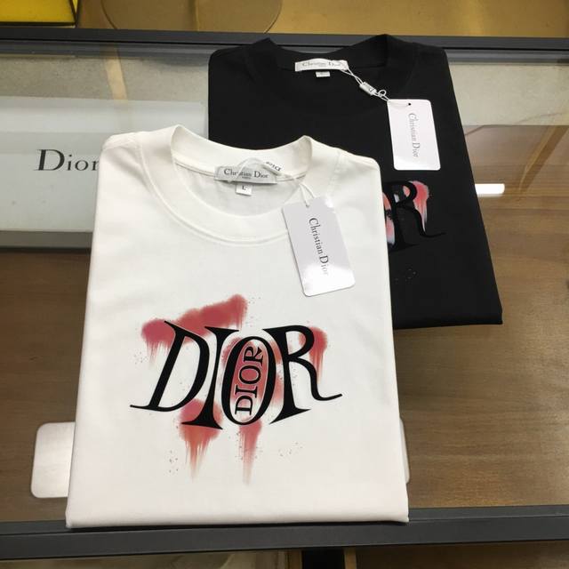 新品 Dio...R 2025春夏首发专柜最新款短袖圆领T恤 高端订制 设计前卫时尚！品牌Logo重工艺设计 高端定制丝光云朵棉面料.手感柔软.穿着舒适.专柜级