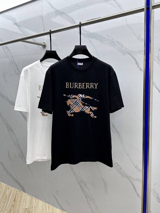 Bbr*巴宝莉 2025Fw春夏新品圆领打底外穿T恤，立体感Logo微廓形半袖纯棉打底，手感面糯有骨感，柔而有韧性。工艺处理，韧性和抗皱性能得到大幅度提高。微廓