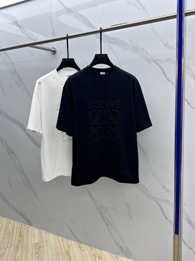 Loe*罗意威 2025Fw春夏新品圆领打底外穿T恤，立体感Logo微廓形半袖纯棉打底，手感面糯有骨感，柔而有韧性。工艺处理，韧性和抗皱性能得到大幅度提高。微廓