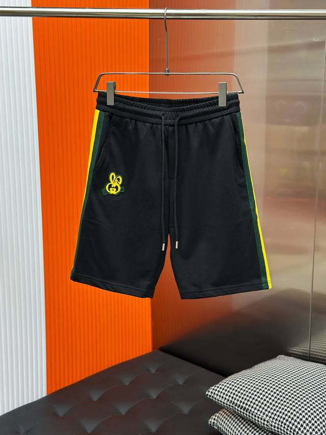 Gucc古奇夏季新款男士休闲短裤，高级定制纯棉面料，刺绣植绒兔子Logo，舒适度极高，细节无可挑剔，顶级辅料配备，原版Logo设计理念，手感细腻柔软！上身版型超