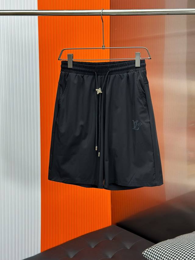 Lv驴牌夏季新款男士休闲短裤，高级定制百分百聚酯纤维面料，内里网纱透气舒适度极高，细节无可挑剔，顶级辅料配备，原版Logo设计理念，手感细腻柔软！上身版型超赞！
