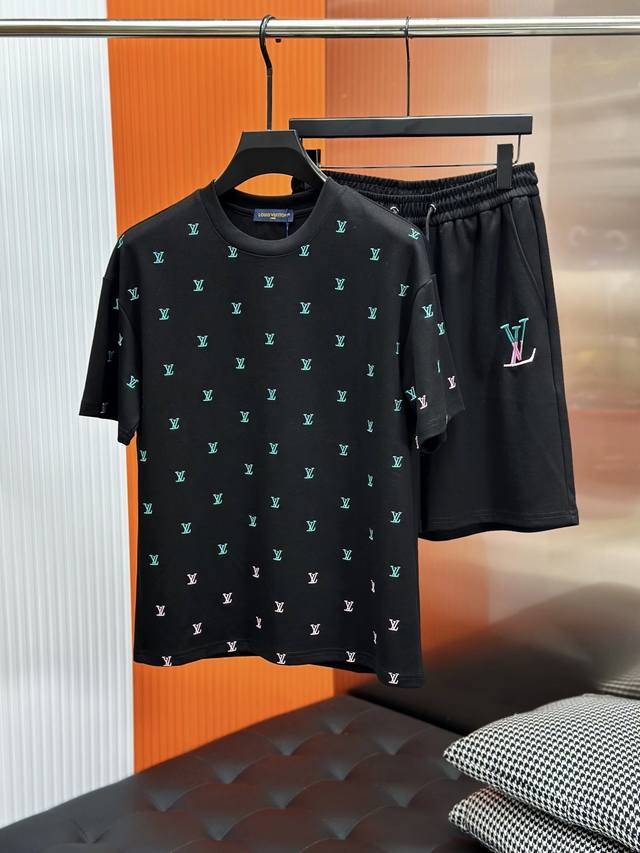 Lv驴牌25春夏最新短袖套装，重工艺满印刺绣字母小徽章Logo 后开袋 男女日常通勤 穿搭必备 定制长绒棉面料 进口机高密度刺绣 内包边处理，无线头压力 码数：