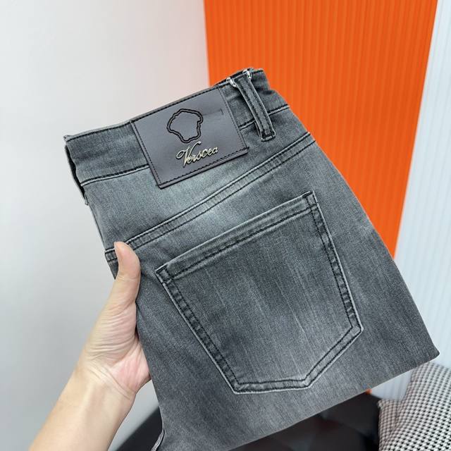 Versa范思哲春夏新品新款牛仔，定制面料，柔软舒适，修身小直筒时髦精致，设计简洁大气经典造型，大牌感十足， 修身好搭配，时尚首选！ 码数：28-38 有35