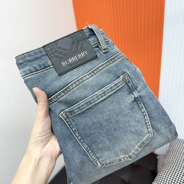 Bur巴宝莉春夏新品新款牛仔，定制面料，柔软舒适，修身小直筒时髦精致，设计简洁大气经典造型，大牌感十足， 修身好搭配，时尚首选！ 码数：28-38 有35