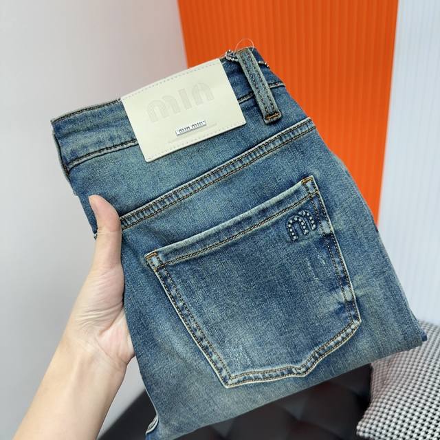 Miumiu缪缪春夏新品新款牛仔，定制面料，柔软舒适，修身小直筒时髦精致，设计简洁大气经典造型，大牌感十足， 修身好搭配，时尚首选！ 码数：28-38 有35