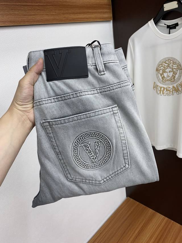 范思哲 2025Ss早春 新品 原单男士老钱风水洗直筒拖地牛仔裤纯血统品 每季必出的类型，无需质疑的热卖王牌单品，符合四季最佳的搭配色号 整体的风格延续了Slp