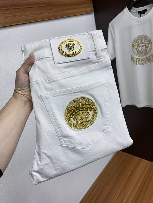 范思哲 2025Ss早春 新品 原单男士白色牛仔裤纯血统品 每季必出的类型，无需质疑的热卖王牌单品，符合四季最佳的搭配色号 整体的风格延续了Slp的基调，通体融