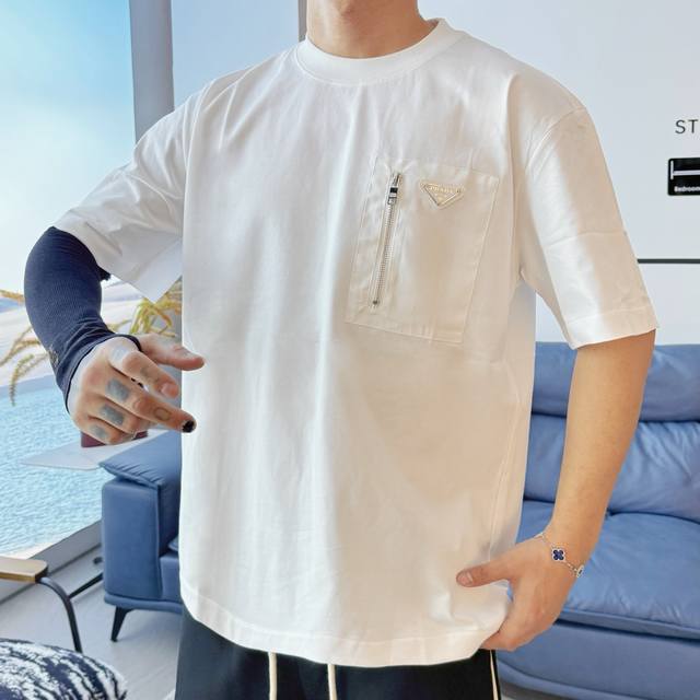 Pra* 顶级货品2025春夏新款首发专柜最新款短袖圆领T恤 高端订制 设计前卫时尚！品牌Logo重工艺设计 高端定制260克面料.手感柔软.穿着舒适.专柜级别