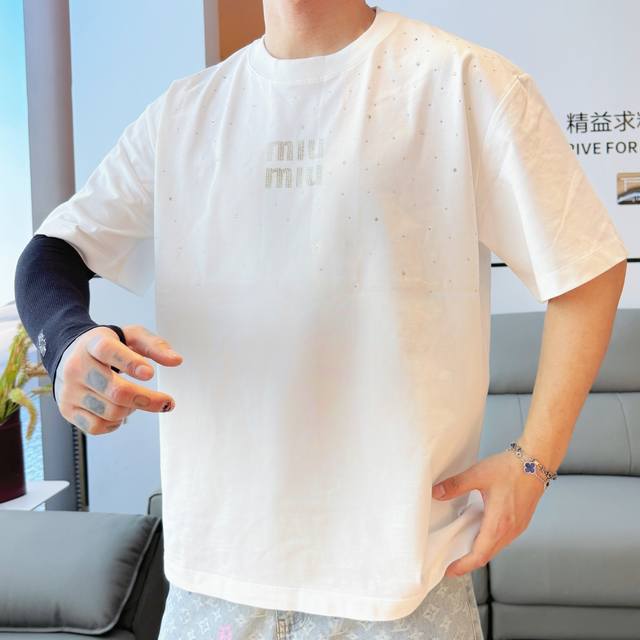 Miu* 顶级货品2025春夏新款首发专柜最新款短袖圆领T恤 高端订制 设计前卫时尚！品牌Logo重工艺设计 高端定制260克面料.手感柔软.穿着舒适.专柜级别