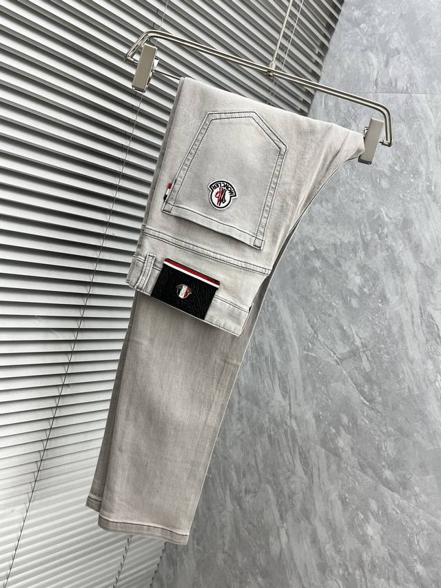 蒙口 2025最新春装新品商务精英必备牛仔裤！高品质品位的彰显 经典商务休闲时候都非常易于搭配 立体皮革皮牌设计 非常别致 让整款裤子更美观的修饰线条 简约且优