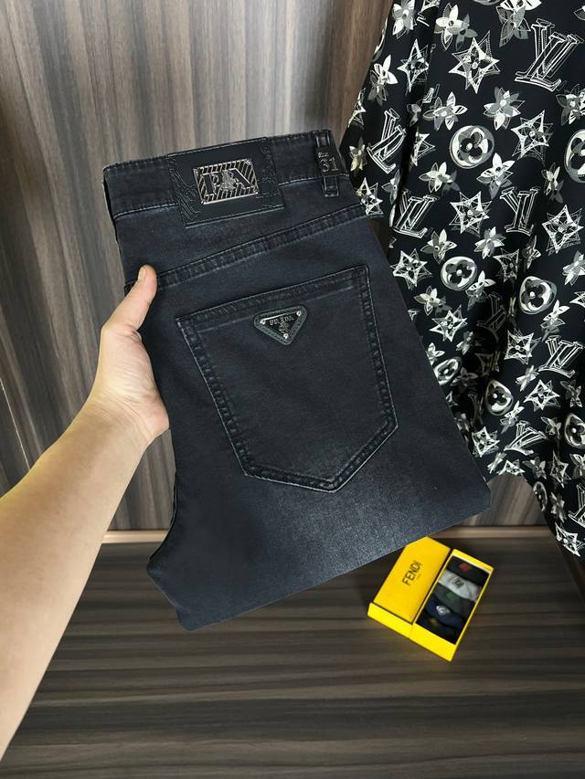 普拉达 新款来袭2630新春爆款新品 专柜有售 实体店极品牛仔裤专柜原版1:1好货，适合各个年龄段。市场最高版本的欧洲进口面料。舒适柔软亲肤，上身效果超级棒时尚