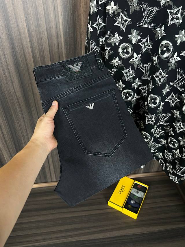 阿玛尼 新款来袭2630新春爆款新品 专柜有售 实体店极品牛仔裤专柜原版1:1好货，适合各个年龄段。市场最高版本的欧洲进口面料。舒适柔软亲肤，上身效果超级棒时尚