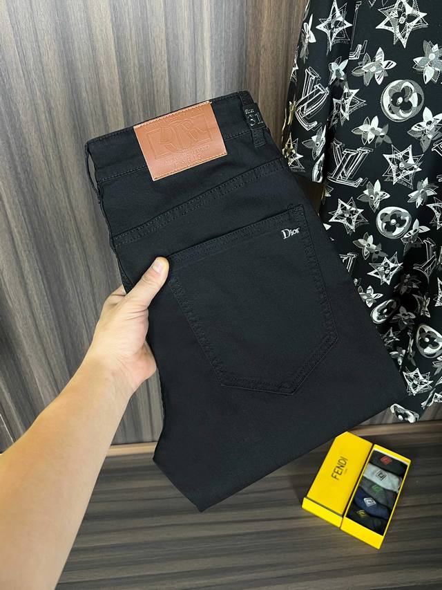 迪奥 新款来袭2630新春爆款新品 专柜有售 实体店极品牛仔裤专柜原版1:1好货，适合各个年龄段。市场最高版本的欧洲进口面料。舒适柔软亲肤，上身效果超级棒时尚百