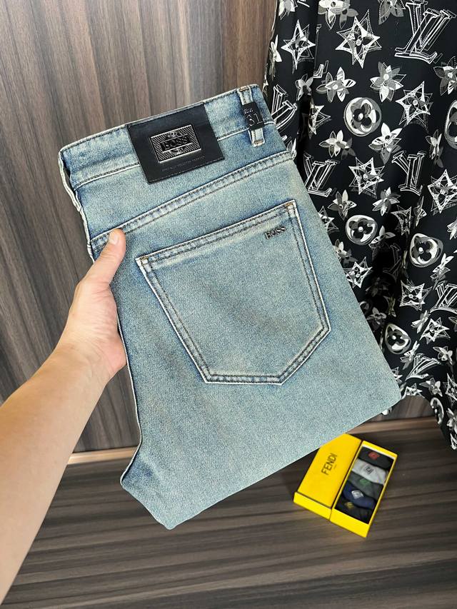 Boss 新款来袭2630新春爆款新品 专柜有售 实体店极品牛仔裤专柜原版1:1好货，适合各个年龄段。市场最高版本的欧洲进口面料。舒适柔软亲肤，上身效果超级棒时