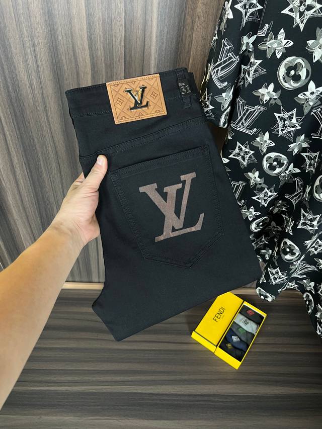 Lv 新款来袭2630新春爆款新品 专柜有售 实体店极品牛仔裤专柜原版1:1好货，适合各个年龄段。市场最高版本的欧洲进口面料。舒适柔软亲肤，上身效果超级棒时尚百
