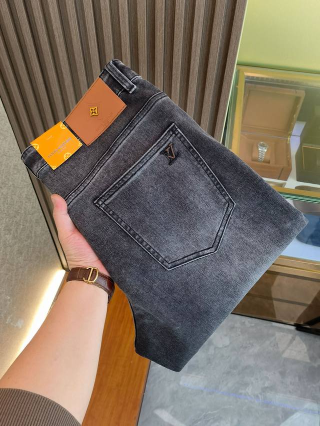 Lv 2630春夏新品 专柜有售 实体店极品牛仔裤专柜原版1:1好货，适合各个年龄段。市场最高版本的欧洲进口面料。舒适柔软亲肤，上身效果超级棒时尚百搭，笔挺有型