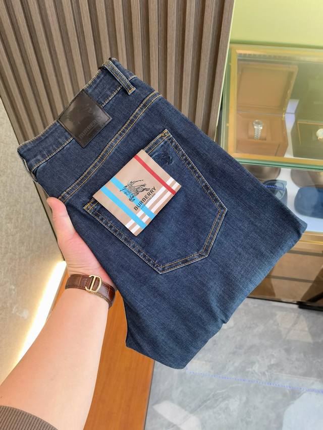 巴宝莉 2630春夏新品 专柜有售 实体店极品牛仔裤专柜原版1:1好货，适合各个年龄段。市场最高版本的欧洲进口面料。舒适柔软亲肤，上身效果超级棒时尚百搭，笔挺有
