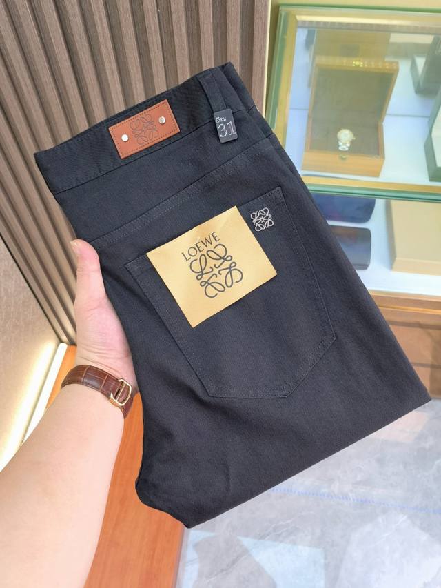 罗意威 新款来袭2630新春爆款新品 专柜有售 实体店极品牛仔裤专柜原版1:1好货，适合各个年龄段。市场最高版本的欧洲进口面料。舒适柔软亲肤，上身效果超级棒时尚