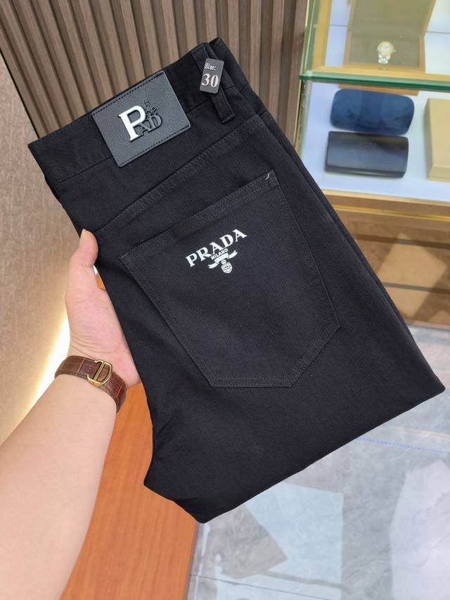 普拉达 新款来袭2630新春爆款新品 专柜有售 实体店极品牛仔裤专柜原版1:1好货，适合各个年龄段。市场最高版本的欧洲进口面料。舒适柔软亲肤，上身效果超级棒时尚