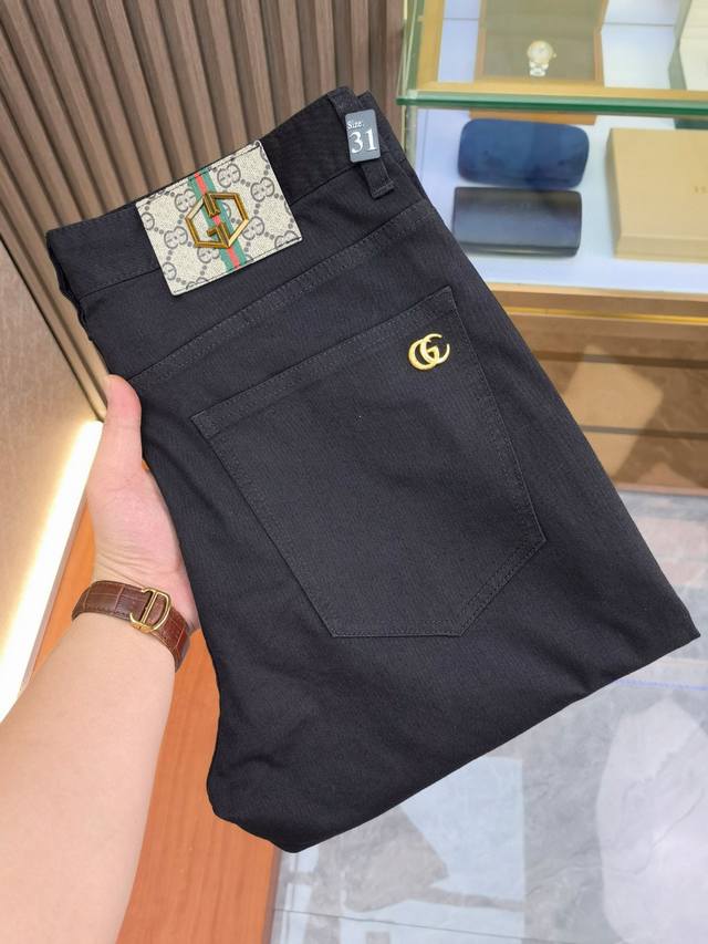 古奇 新款来袭2630新春爆款新品 专柜有售 实体店极品牛仔裤专柜原版1:1好货，适合各个年龄段。市场最高版本的欧洲进口面料。舒适柔软亲肤，上身效果超级棒时尚百