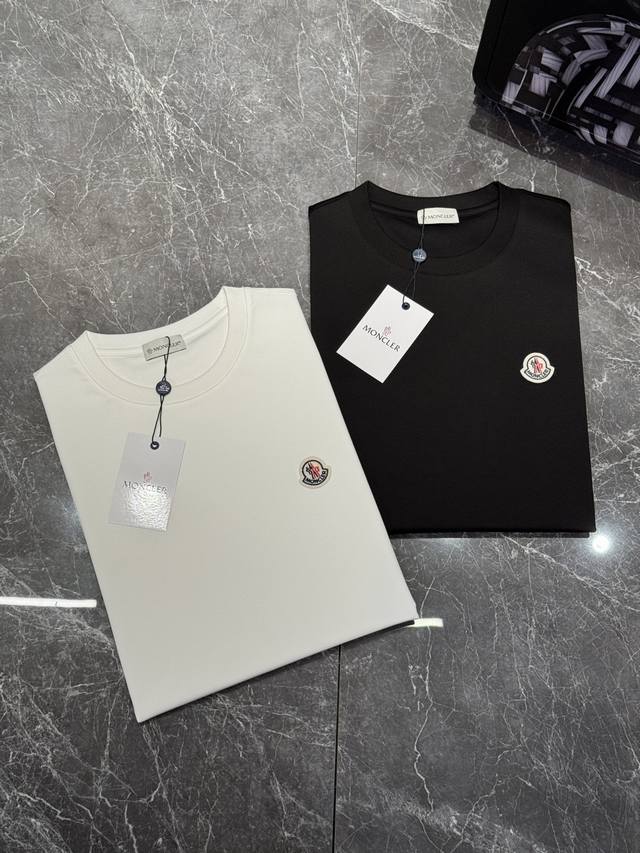 Mon 蒙*25Ss新款圆领T恤.代工出品！！此款打底衫以基础的版型为框架.胸口采用品牌小帽子经典刺绣工艺，细节为整体搭配起到至关重要的作用，袖口蒙口图形标识造