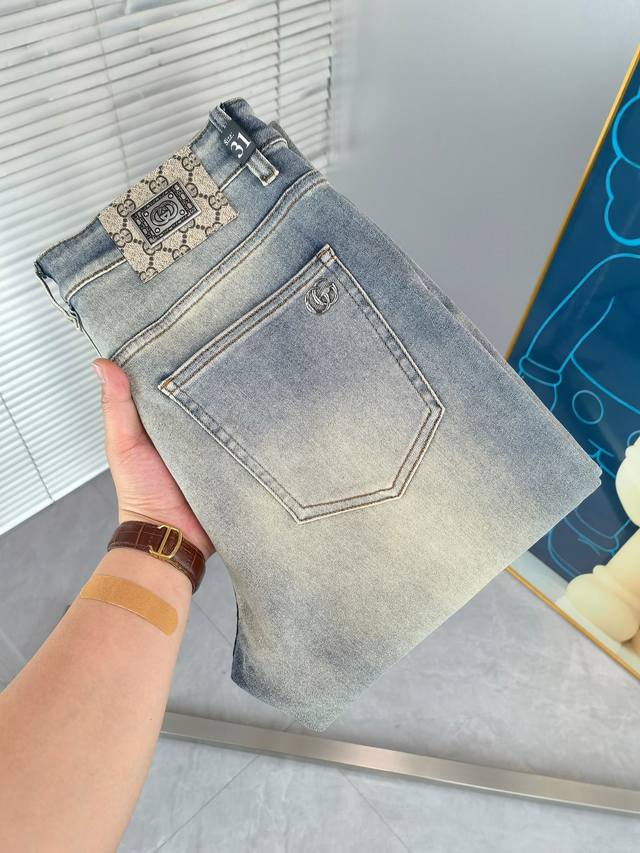 古奇 新款来袭2630新春爆款新品 专柜有售 实体店极品牛仔裤专柜原版1:1好货，适合各个年龄段。市场最高版本的欧洲进口面料。舒适柔软亲肤，上身效果超级棒时尚百