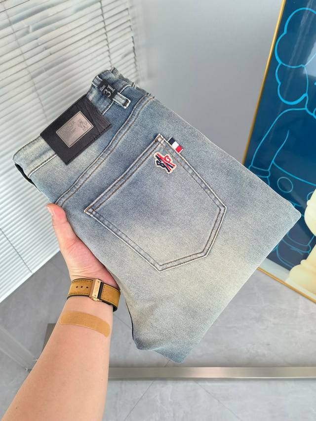蒙口 新款来袭2630新春爆款新品 专柜有售 实体店极品牛仔裤专柜原版1:1好货，适合各个年龄段。市场最高版本的欧洲进口面料。舒适柔软亲肤，上身效果超级棒时尚百