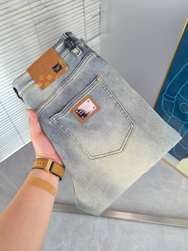 Dg 新款来袭2630新春爆款新品 专柜有售 实体店极品牛仔裤专柜原版1:1好货，适合各个年龄段。市场最高版本的欧洲进口面料。舒适柔软亲肤，上身效果超级棒时尚百