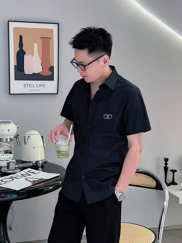 菲拉格慕 2025春夏新款男士原单休闲短袖衬衫 官网同步发售 简洁时尚百搭 高端品质无缝切割包边 刺绣Logo图案设计 定制进口锦氨天丝棉面料 弹力大 不起皱