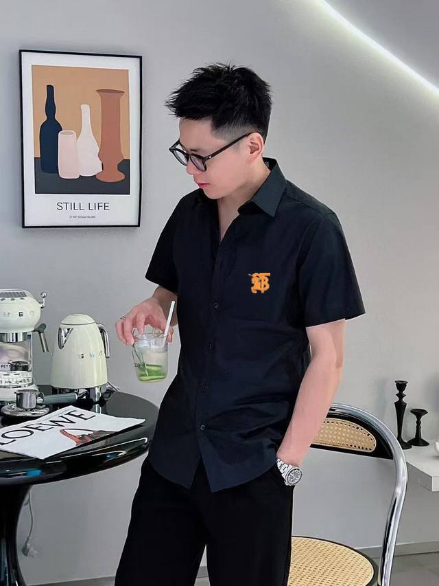 巴宝莉 2025春夏新款男士原单休闲短袖衬衫 官网同步发售 简洁时尚百搭 高端品质无缝切割包边 刺绣Logo图案设计 定制进口锦氨天丝棉面料 弹力大 不起皱 穿