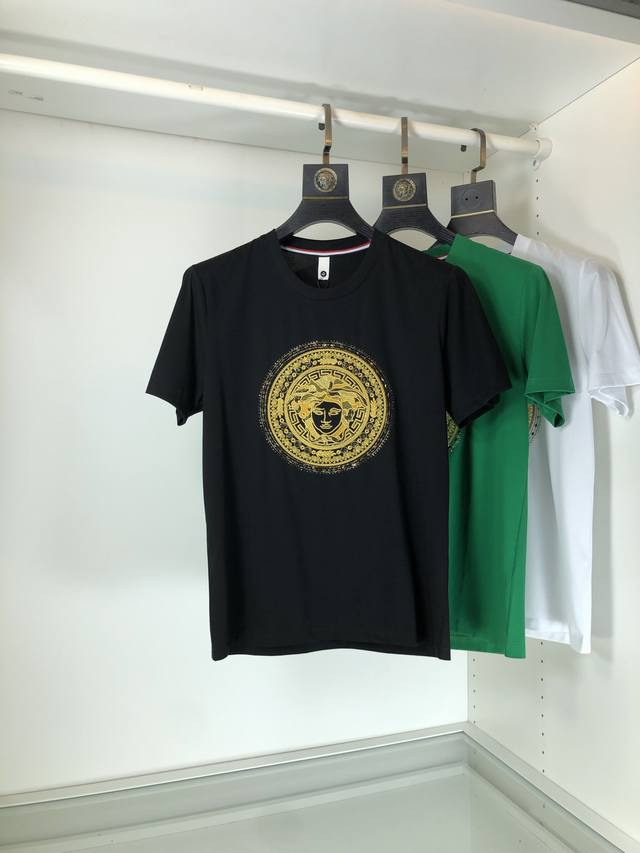 范思哲 2025早春新款首发 专柜最新款选用进口玉蚕丝双面丝光棉短袖圆领T恤 高端订制 5D数码直喷 设计前卫！重工艺设计 定制面料.手感柔软.穿着舒适.专柜级