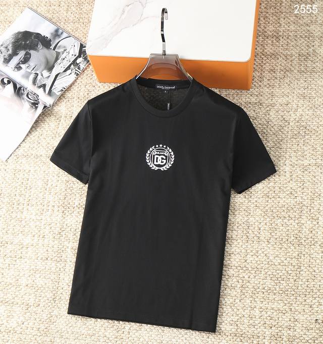 Dg-2025年最新款时尚简约 短袖T恤 简洁细腻的设计和高质细节而闻名，裁剪完美，后标最新英国吊点线技术，更加完美，用料一丝不苟，适合任何场合， 手感极佳 舒