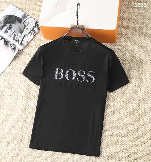 Boss-2025年最新款时尚简约 短袖T恤 简洁细腻的设计和高质细节而闻名，裁剪完美，后标最新英国吊点线技术，更加完美，用料一丝不苟，适合任何场合， 手感极佳